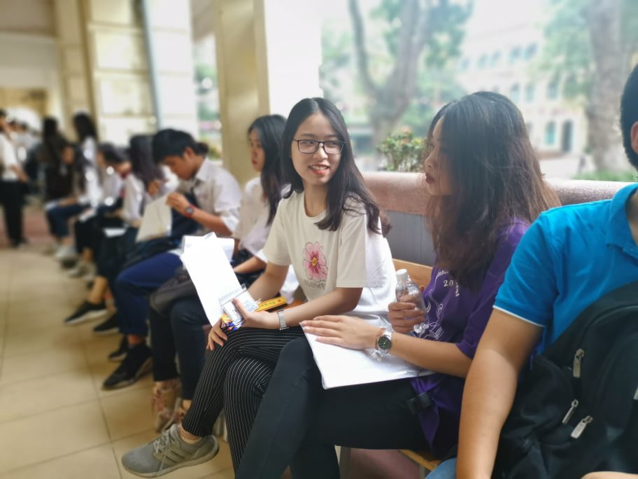 [Ảnh] Nét hồn nhiên tuổi học trò của nữ sinh Hà Nội tại kỳ thi THPT Quốc gia 2019 - Ảnh 3