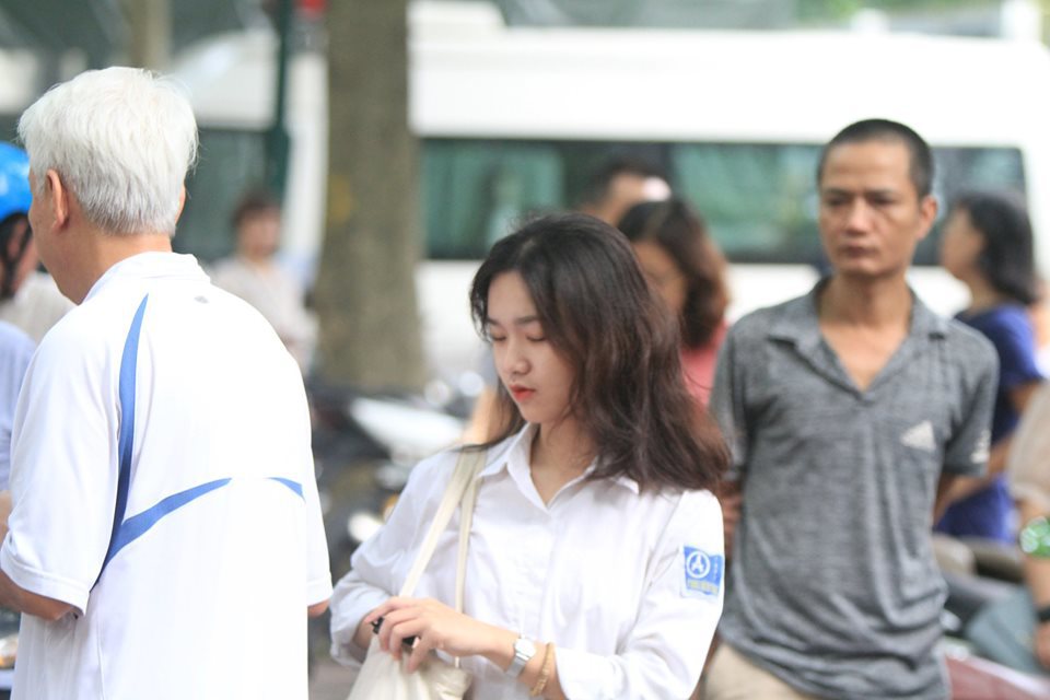 [Ảnh] Nét hồn nhiên tuổi học trò của nữ sinh Hà Nội tại kỳ thi THPT Quốc gia 2019 - Ảnh 6