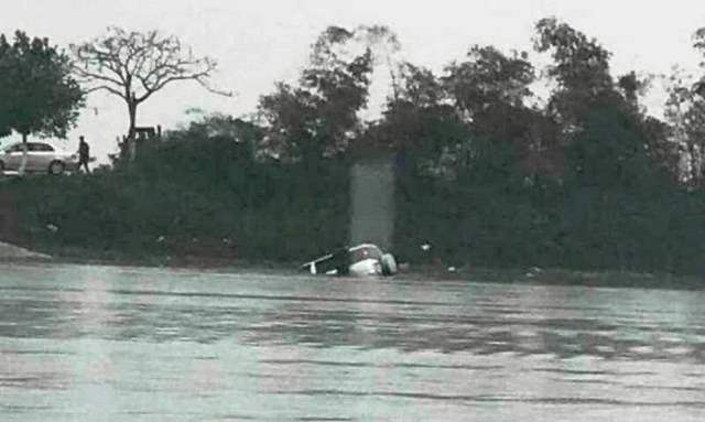 Xe 7 chỗ trôi xuống sông khi qua phà, 1 người chết ngạt trong xe - Ảnh 1