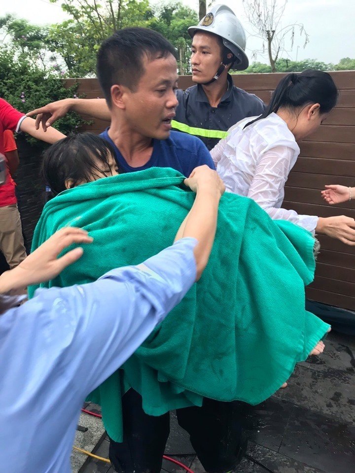 Hà Nội: Cảnh sát giải cứu bé gái bị mắc kẹt cánh tay ở ống hút bể bơi - Ảnh 1