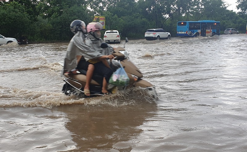 [Ảnh] Đường gom Đại lộ Thăng Long ngập nặng sau mưa lớn, ô tô "rẽ sóng" trên đường - Ảnh 5