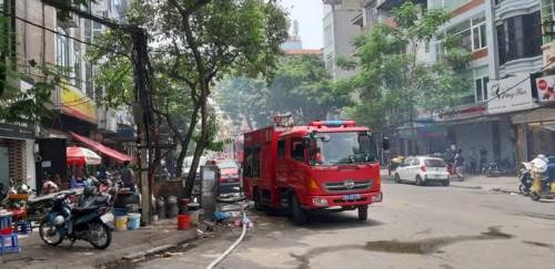 Hà Nội: Ngôi nhà 3 tầng bốc cháy dữ dội trong ngõ Lương Sử C - Ảnh 2