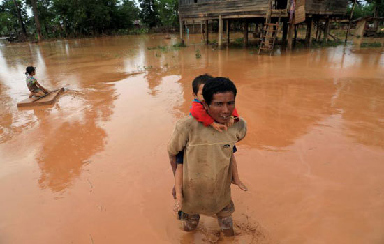 Hình ảnh Atteapeu ngập trong bùn đỏ sau vụ vỡ đập thủy điện tại Lào - Ảnh 6