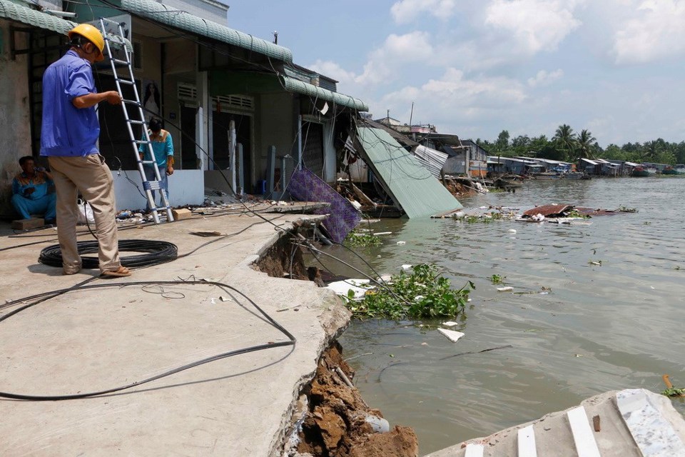[Photo] Sạt lở nghiêm trọng nhấn chìm nhiều ngôi nhà ở ĐBSCL - Ảnh 9