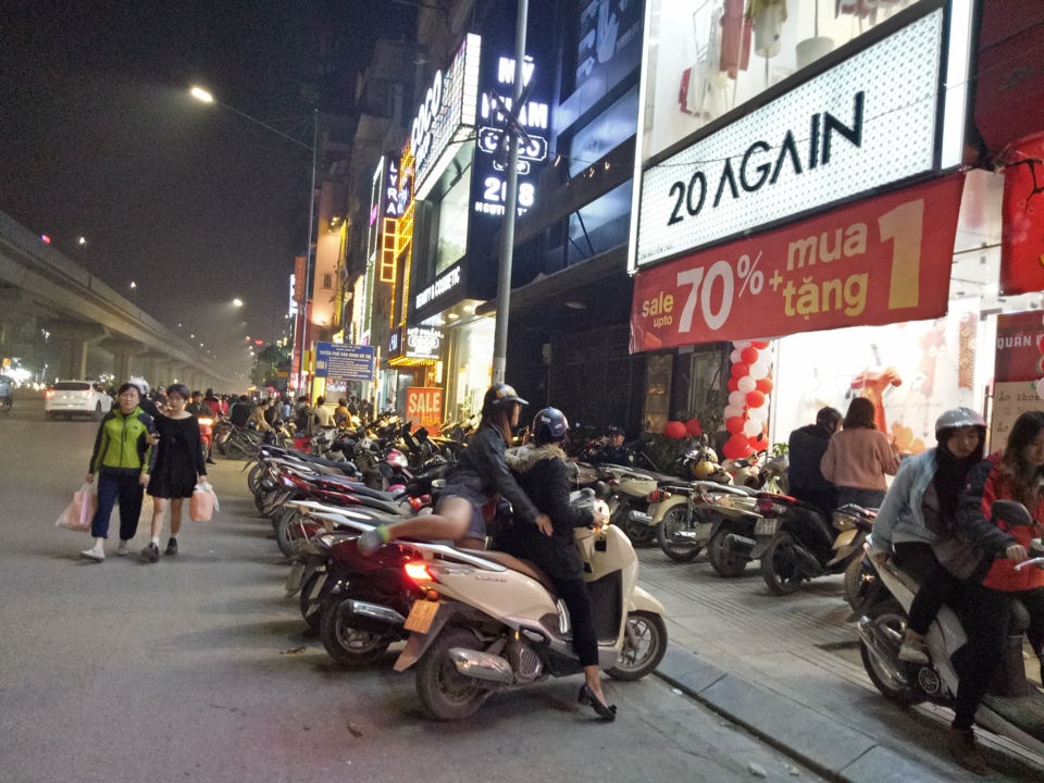 Hà Nội: Hàng quán đua nhau chiếm dụng lòng đường Nguyễn Trãi - Ảnh 1
