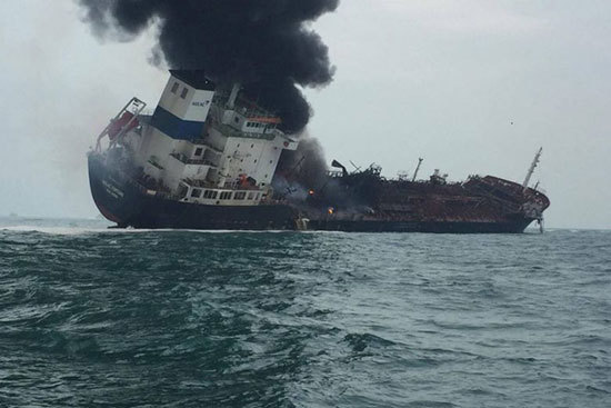 Đang giải cứu tàu chở dầu treo cờ Việt Nam cháy ngoài khơi Hong Kong - Ảnh 1