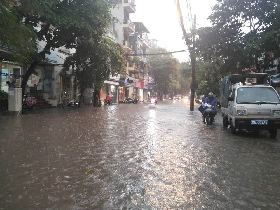 Hà Nội: Mưa lớn gây ngập, ùn tắc trên một số tuyến phố đúng giờ tan tầm - Ảnh 1