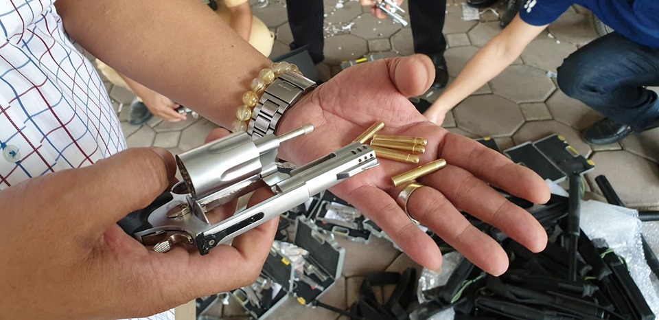 Hà Nội: Phát hiện người phụ nữ chở bao hàng chứa nhiều súng tự chế, công cụ hỗ trợ - Ảnh 2
