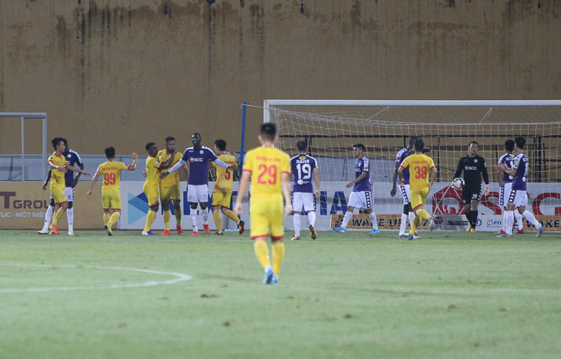 [Ảnh] Hà Nội FC thắng đậm Nam Định trong ngày CĐV thành Nam "nổi loạn" - Ảnh 5