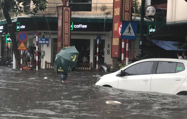 Trận mưa lớn giữa trưa khiến nhiều tuyến phố Hà Nội ngập sâu - Ảnh 6