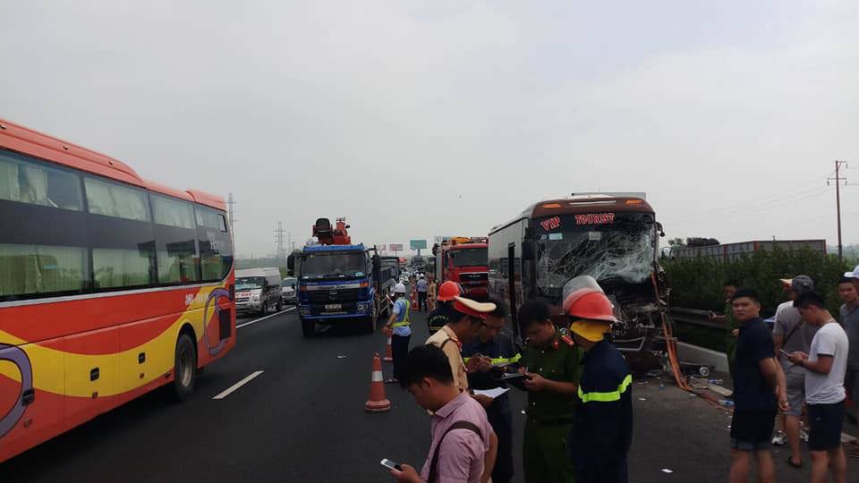Hà Nội: Lính cứu hỏa cắt cửa xe khách giải cứu 4 người mắc kẹt sau tai nạn - Ảnh 2