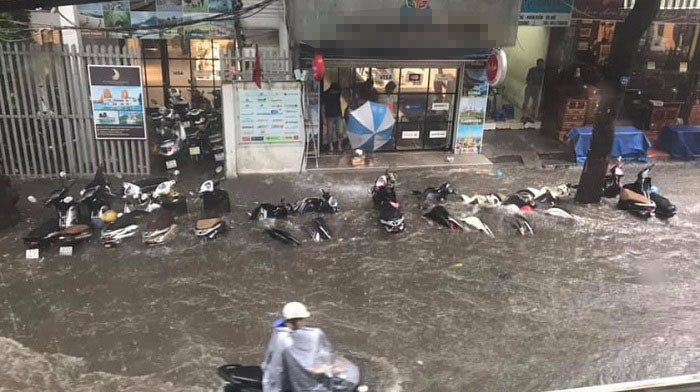 Trận mưa lớn giữa trưa khiến nhiều tuyến phố Hà Nội ngập sâu - Ảnh 4