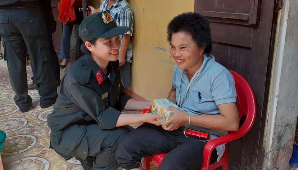 Trung đoàn Cảnh sát cơ động Hà Nội mang yêu thương đến với trẻ em, người già thiệt thòi - Ảnh 5