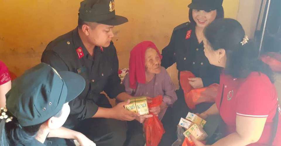 Trung đoàn Cảnh sát cơ động Hà Nội mang yêu thương đến với trẻ em, người già thiệt thòi - Ảnh 6