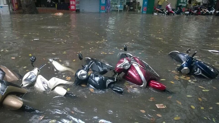 Trận mưa lớn giữa trưa khiến nhiều tuyến phố Hà Nội ngập sâu - Ảnh 8