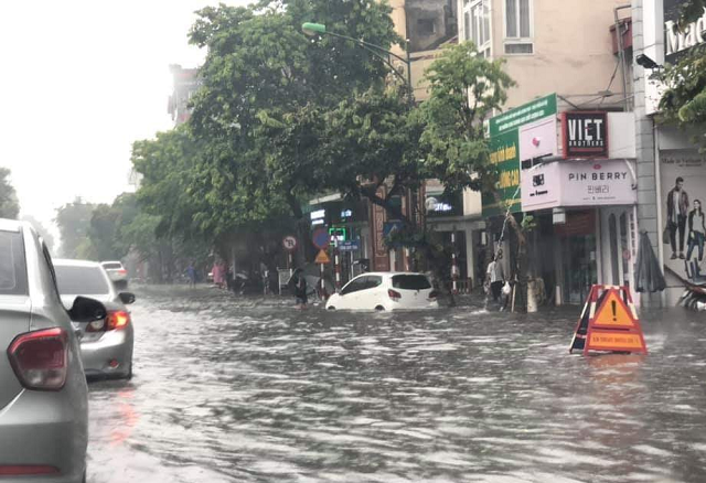 Trận mưa lớn giữa trưa khiến nhiều tuyến phố Hà Nội ngập sâu - Ảnh 5