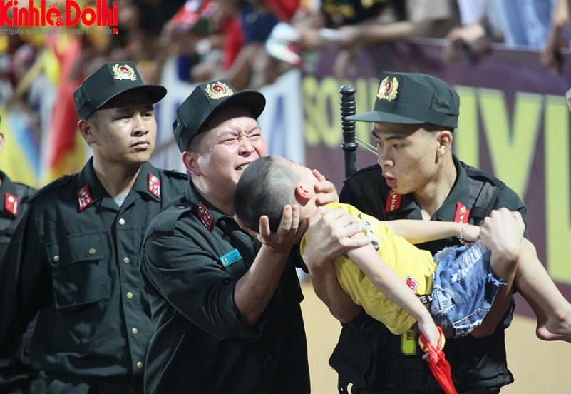 Chiến sĩ cứu CĐV nhí bị nuốt lưỡi trần tình về sự việc xảy ra trên sân Thiên Trường - Ảnh 1