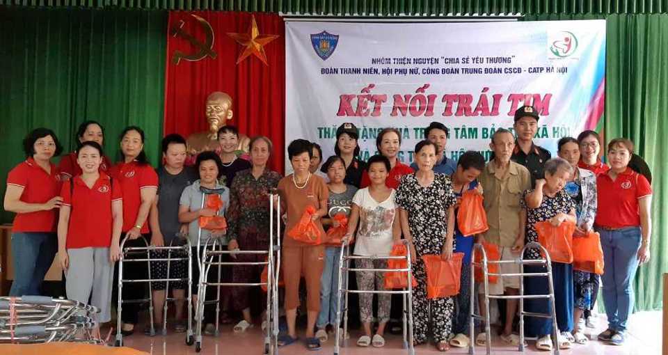Trung đoàn Cảnh sát cơ động Hà Nội mang yêu thương đến với trẻ em, người già thiệt thòi - Ảnh 1