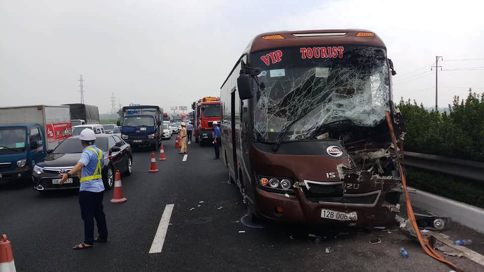 Hà Nội: Lính cứu hỏa cắt cửa xe khách giải cứu 4 người mắc kẹt sau tai nạn - Ảnh 1