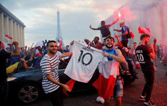 Fans Croatia và Pháp vỡ òa cảm xúc sau trận chung kết World Cup - Ảnh 12