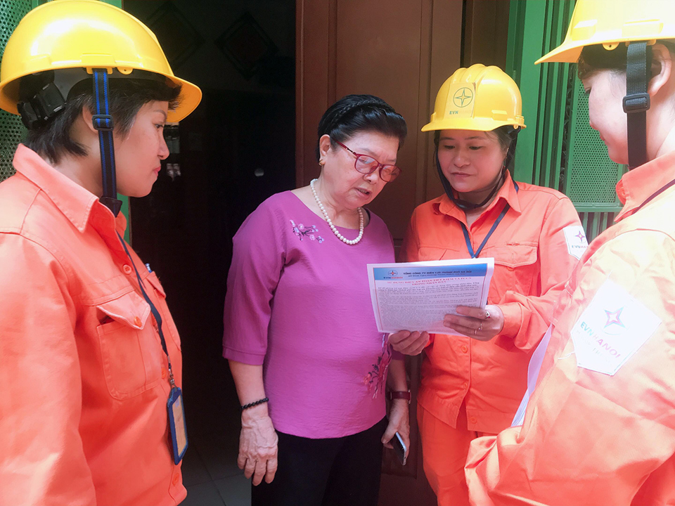 EVN HANOI đẩy mạnh tuyên truyền an toàn điện mùa mưa bão - Ảnh 1