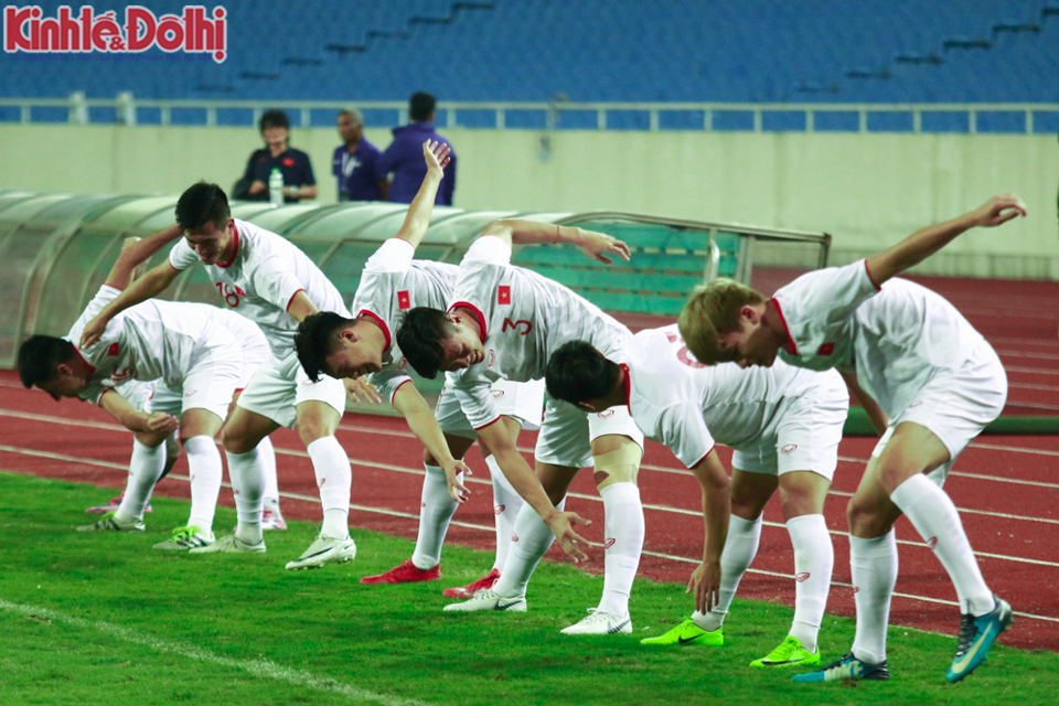 [Ảnh] Đội tuyển Việt Nam tập đua tốc độ khắc chế sức mạnh của UAE - Ảnh 6
