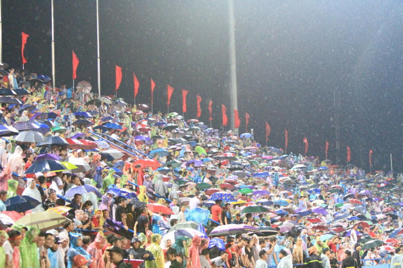[Ảnh] CĐV đội mưa cổ vũ nhiệt tình cho các cầu thủ U23 Việt Nam - Ảnh 2