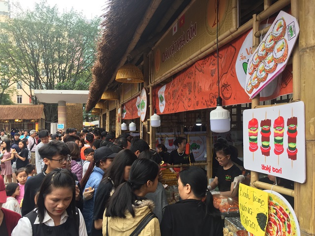 Chen chân thưởng thức đồ ăn Nhật tại không gian ẩm thực Việt - Nhật - Ảnh 4