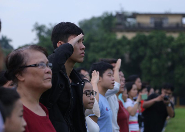 Hàng nghìn người trang nghiêm xếp hàng vào lăng viếng Chủ tịch Hồ Chí Minh - Ảnh 5