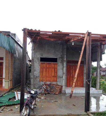Hà Tĩnh: Lốc xoáy đã làm hơn 40 ngôi nhà bị sập và tốc mái - Ảnh 3