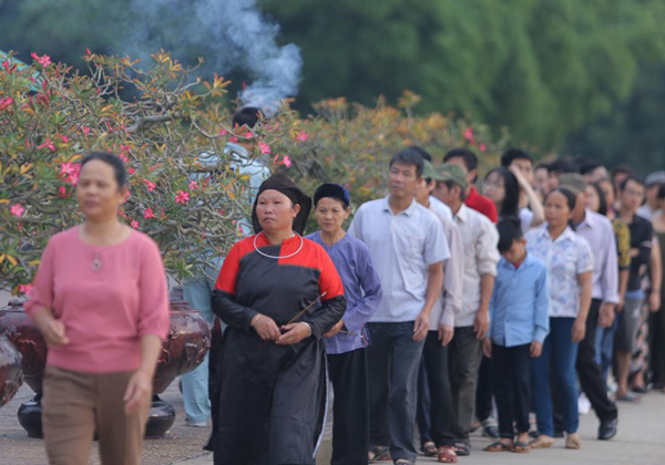 Hàng nghìn người trang nghiêm xếp hàng vào lăng viếng Chủ tịch Hồ Chí Minh - Ảnh 8