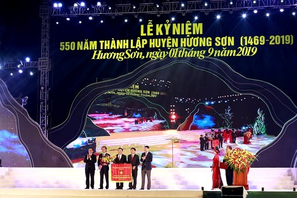 Hà Tĩnh: Kỷ niệm 550 thành lập huyện Hương Sơn và đón nhận cờ thi đua của Chính phủ - Ảnh 1