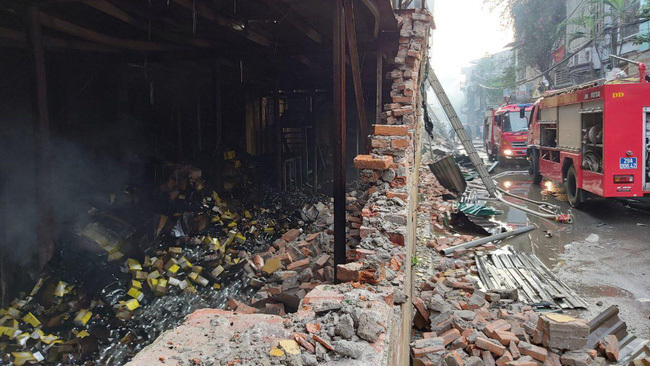 Công ty Rạng Đông lên tiếng sau hỏa hoạn, người dân xung quanh vẫn chưa dám về nhà - Ảnh 1