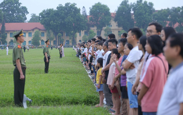 Hàng nghìn người trang nghiêm xếp hàng vào lăng viếng Chủ tịch Hồ Chí Minh - Ảnh 6