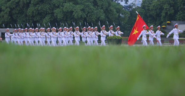 Hàng nghìn người trang nghiêm xếp hàng vào lăng viếng Chủ tịch Hồ Chí Minh - Ảnh 1
