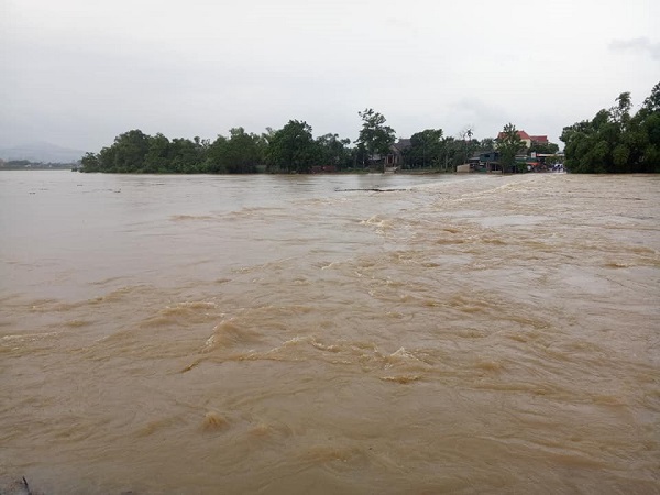 Nghệ An, Hà Tĩnh: Nhiều địa phương có nguy cơ bị cô lập do mưa lớn kéo dài - Ảnh 3
