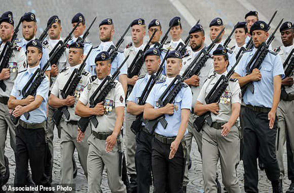 Pháp diễu binh mừng Quốc khánh, đề cao hợp tác quốc phòng với châu Âu - Ảnh 2