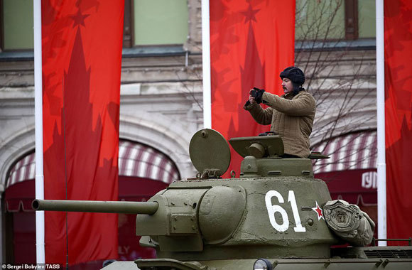 Ảnh: Nga tái hiện hoành tráng lễ duyệt binh huyền thoại năm 1941 trên Quảng trường Đỏ - Ảnh 8
