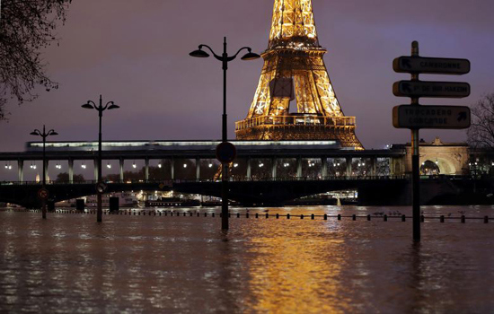 Nước sông Seine dâng cao kỷ lục, nhiều nơi ở Paris chìm trong nước - Ảnh 5