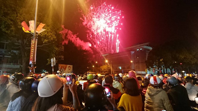 Hàng triệu người dân Việt Nam hân hoan đón chào năm mới 2020 - Ảnh 22