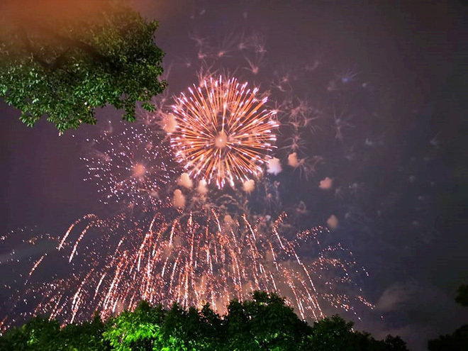 TP Hồ Chí Minh rực sáng pháo hoa chào đón năm mới 2020 - Ảnh 1