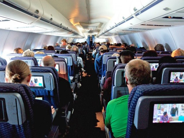 Hành khách say rượu liên tục đòi phục vụ rượu trên máy bay - Ảnh 1
