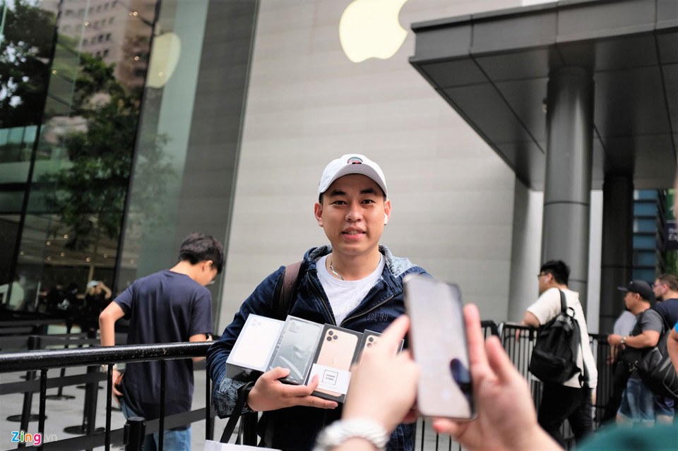Hàng trăm người Việt xếp hàng chờ mua iPhone 11 - Ảnh 3
