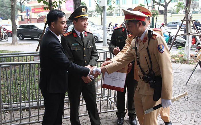 Hanoisme thăm, tặng quà lực lượng cảnh sát giao thông - Ảnh 1
