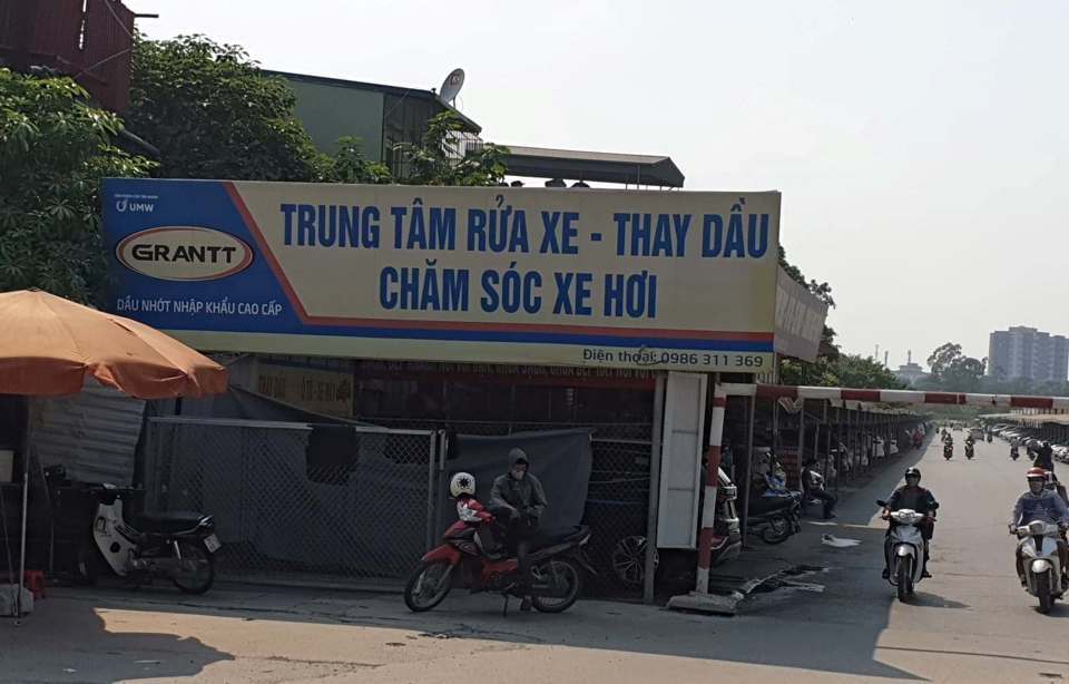 Cần xử lý nghiêm điểm rửa xe gây mất an toàn giao thông ở phường Mai Dịch - Ảnh 2