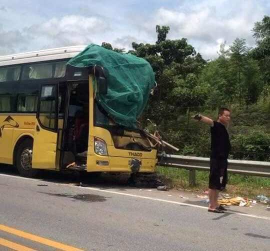 Xe khách đâm xe tải trên cao tốc Nội Bài - Lào Cai, 3 người bị thương - Ảnh 1