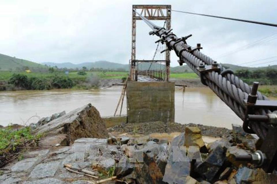 Đắk Lắk: Sập mố cầu treo khiến gần 8.000 dân bị cô lập - Ảnh 2