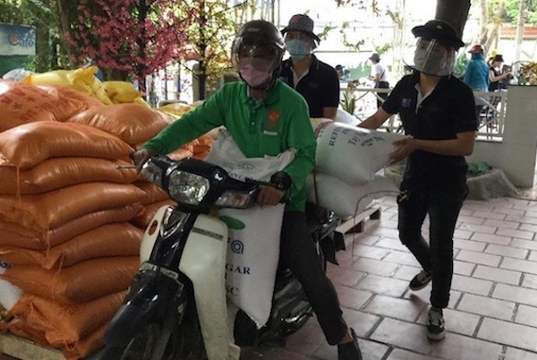 TP Hồ Chí Minh: Nhiều mạnh thường quân cung cấp gạo cho “máy ATM” phát miễn phí cho người nghèo - Ảnh 2