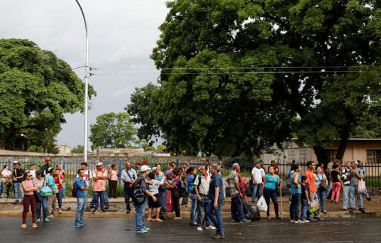 Hình ảnh người dân Venezuela “đu” xe tải đi làm do khủng hoảng giao thông công cộng - Ảnh 5