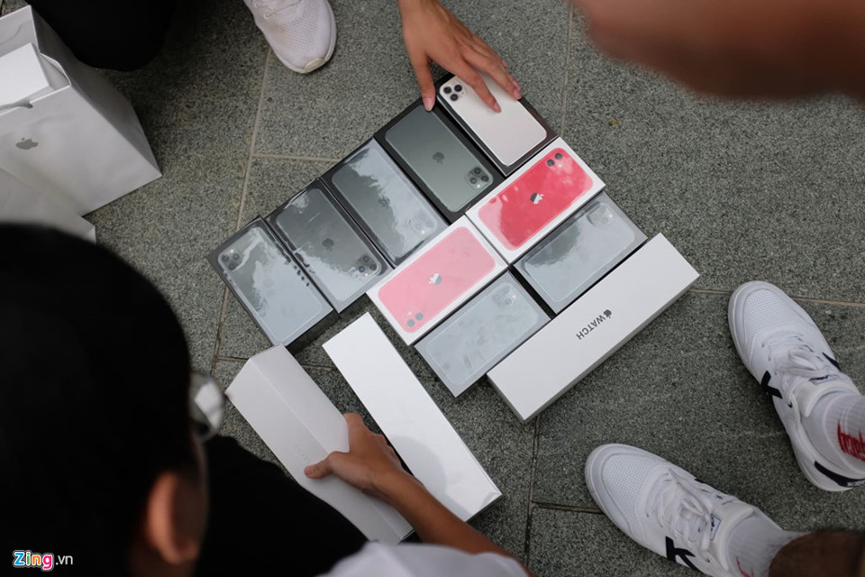 Hàng trăm người Việt xếp hàng chờ mua iPhone 11 - Ảnh 4